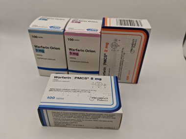 Prag, Çek Cumhuriyeti - 6 Mayıs 2025: Koagülan önleyici tedavi için kullanılan varfarin ilaç şişesi.