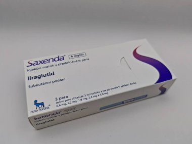 Prag, Çek Cumhuriyeti -2 Haziran 2025: NOVO NORDISK tarafından kullanılan LIRAGLUTIDE aktif maddeyle SAXENDA ilaç kutusu.
