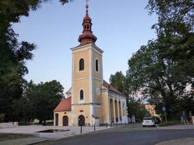 Kadan tarihi Çek şehir merkezi, ana meydanı ve beyaz kulesi ile belediye binası, Bohemya, Avrupa Birliği