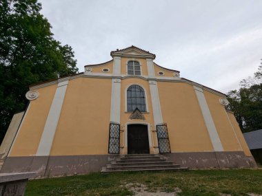 Vysocina, Bohemya, Çek Cumhuriyeti 'ndeki Kremesnik Hill Manastırı' nda tarihi bir kilise ve gözcü bulunmaktadır. Pelhrimov 'un yakınındaki sakin bir hac alanı çevresindeki manzarayı nefes kesici bir şekilde gösteriyor.