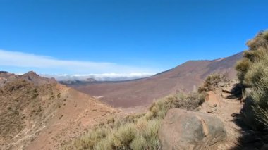 Tenerife Dağları, Kanarya Adaları, İspanya 'nın Kanarya Adaları' ndaki volkanik adaların manzaralı kayalarında çıkan orman yangınlarını gösteren bir yürüyüş sırasında çekilmiş manzara..