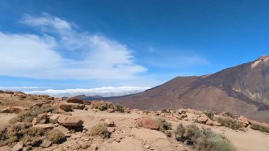 Tenerife Dağları, Kanarya Adaları, İspanya 'nın Kanarya Adaları' ndaki volkanik adaların manzaralı kayalarında çıkan orman yangınlarını gösteren bir yürüyüş sırasında çekilmiş manzara..