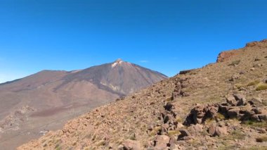Tenerife Dağları, Kanarya Adaları, İspanya 'nın Kanarya Adaları' ndaki volkanik adaların manzaralı kayalarında çıkan orman yangınlarını gösteren bir yürüyüş sırasında çekilmiş manzara..