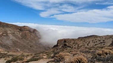 Tenerife Dağları, Kanarya Adaları, İspanya 'nın Kanarya Adaları' ndaki volkanik adaların manzaralı kayalarında çıkan orman yangınlarını gösteren bir yürüyüş sırasında çekilmiş manzara..