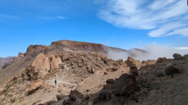 Tenerife Dağları, Kanarya Adaları, İspanya 'nın Kanarya Adaları' ndaki volkanik adaların manzaralı kayalarında çıkan orman yangınlarını gösteren bir yürüyüş sırasında çekilmiş manzara..