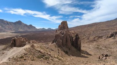 Tenerife Dağları, Kanarya Adaları, İspanya 'nın Kanarya Adaları' ndaki volkanik adaların manzaralı kayalarında çıkan orman yangınlarını gösteren bir yürüyüş sırasında çekilmiş manzara..
