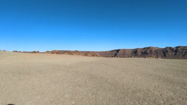Tenerife Dağları, Kanarya Adaları, İspanya 'nın Kanarya Adaları' ndaki volkanik adaların manzaralı kayalarında çıkan orman yangınlarını gösteren bir yürüyüş sırasında çekilmiş manzara..