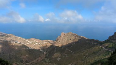 Tenerife Dağları, Kanarya Adaları, İspanya 'nın Kanarya Adaları' ndaki volkanik adaların manzaralı kayalarında çıkan orman yangınlarını gösteren bir yürüyüş sırasında çekilmiş manzara..