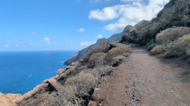 Tenerife Dağları, Kanarya Adaları, İspanya 'nın Kanarya Adaları' ndaki volkanik adaların manzaralı kayalarında çıkan orman yangınlarını gösteren bir yürüyüş sırasında çekilmiş manzara..