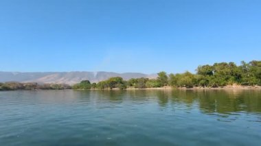 Chiapas, Meksika 'daki Sumidero Kanyonu dik uçurumları macera turizmi ve dramatik doğal oluşumlar sergiliyor.