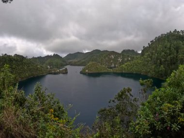 Montebello Gölleri, Lagunas de Montebello Milli Parkı manzarası, göllerin panoramik manzarası, yoğun mavi renk, dağların üzerindeki yemyeşil orman, doğa manzarası, Comitan, Chiapas, Meksika