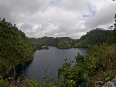 Montebello Gölleri, Lagunas de Montebello Milli Parkı manzarası, göllerin panoramik manzarası, yoğun mavi renk, dağların üzerindeki yemyeşil orman, doğa manzarası, Comitan, Chiapas, Meksika