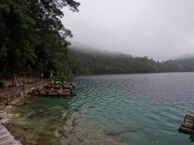Montebello Gölleri, Lagunas de Montebello Milli Parkı manzarası, göllerin panoramik manzarası, yoğun mavi renk, dağların üzerindeki yemyeşil orman, doğa manzarası, Comitan, Chiapas, Meksika