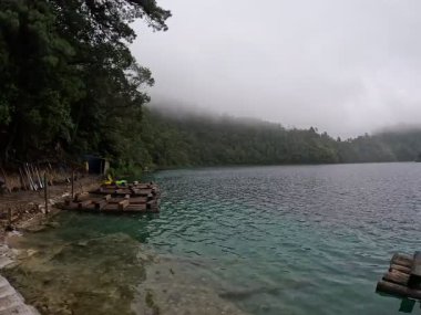 Montebello Gölleri, Lagunas de Montebello Milli Parkı manzarası, göllerin panoramik manzarası, yoğun mavi renk, dağların üzerindeki yemyeşil orman, doğa manzarası, Comitan, Chiapas, Meksika