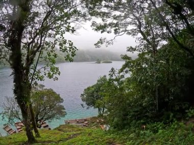 Montebello Gölleri, Lagunas de Montebello Milli Parkı manzarası, göllerin panoramik manzarası, yoğun mavi renk, dağların üzerindeki yemyeşil orman, doğa manzarası, Comitan, Chiapas, Meksika