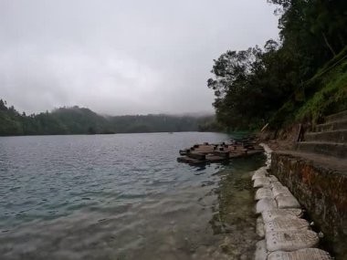 Montebello Gölleri, Lagunas de Montebello Milli Parkı manzarası, göllerin panoramik manzarası, yoğun mavi renk, dağların üzerindeki yemyeşil orman, doğa manzarası, Comitan, Chiapas, Meksika