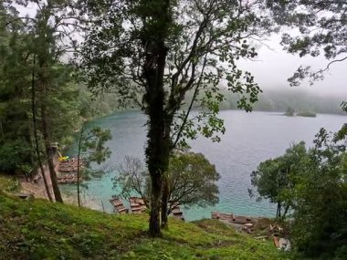 Montebello Gölleri, Lagunas de Montebello Milli Parkı manzarası, göllerin panoramik manzarası, yoğun mavi renk, dağların üzerindeki yemyeşil orman, doğa manzarası, Comitan, Chiapas, Meksika