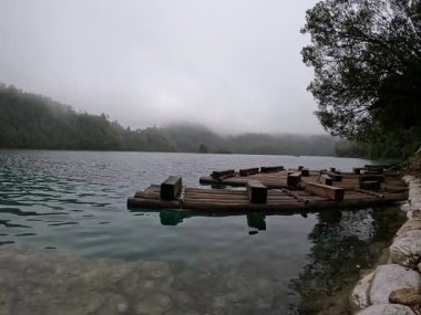 Montebello Gölleri, Lagunas de Montebello Milli Parkı manzarası, göllerin panoramik manzarası, yoğun mavi renk, dağların üzerindeki yemyeşil orman, doğa manzarası, Comitan, Chiapas, Meksika