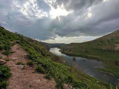 Wadi Zahar, Ürdün 'ün Irbid bölgesinde yer alan bir vadidir. Umm Qais 'den Ürdün yolunda yürümek, dağ manzarası