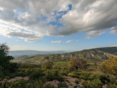 Wadi Zahar, Ürdün 'ün Irbid bölgesinde yer alan bir vadidir. Umm Qais 'den Ürdün yolunda yürümek, dağ manzarası