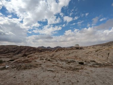 Ürdün Patikası Dana Vadisi 'nden Petra' ya ve Wadi Rum.Wadi Rum Çölü 'ne, Ürdün. Kızıl çöl ve Jabal Al Qattar dağları, Arabistan