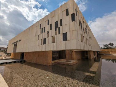 Ürdün Patikası Dana Vadisi 'nden Petra' ya ve Wadi Rum.Wadi Rum Çölü 'ne, Ürdün. Kızıl çöl ve Jabal Al Qattar dağları, Arabistan