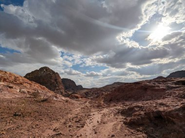 Ürdün Patikası Dana Vadisi 'nden Petra' ya ve Wadi Rum.Wadi Rum Çölü 'ne, Ürdün. Kızıl çöl ve Jabal Al Qattar dağları, Arabistan