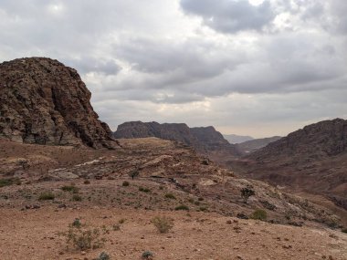 Ürdün Patikası Dana Vadisi 'nden Petra' ya ve Wadi Rum.Wadi Rum Çölü 'ne, Ürdün. Kızıl çöl ve Jabal Al Qattar dağları, Arabistan