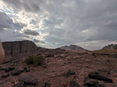 Ürdün Patikası Dana Vadisi 'nden Petra' ya ve Wadi Rum.Wadi Rum Çölü 'ne, Ürdün. Kızıl çöl ve Jabal Al Qattar dağları, Arabistan