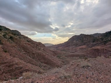 Ürdün Patikası Dana Vadisi 'nden Petra' ya ve Wadi Rum.Wadi Rum Çölü 'ne, Ürdün. Kızıl çöl ve Jabal Al Qattar dağları, Arabistan