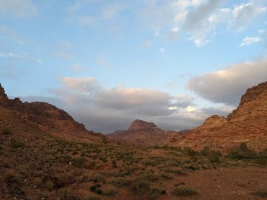 Ürdün Patikası Dana Vadisi 'nden Petra' ya ve Wadi Rum.Wadi Rum Çölü 'ne, Ürdün. Kızıl çöl ve Jabal Al Qattar dağları, Arabistan