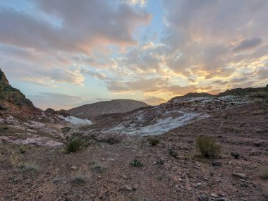 Ürdün Patikası Dana Vadisi 'nden Petra' ya ve Wadi Rum.Wadi Rum Çölü 'ne, Ürdün. Kızıl çöl ve Jabal Al Qattar dağları, Arabistan