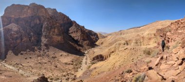 Ürdün Patikası Dana Vadisi 'nden Petra' ya ve Wadi Rum.Wadi Rum Çölü 'ne, Ürdün. Kızıl çöl ve Jabal Al Qattar dağları, Arabistan