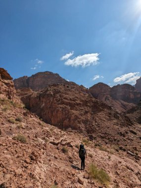 Ürdün Patikası Dana Vadisi 'nden Petra' ya ve Wadi Rum.Wadi Rum Çölü 'ne, Ürdün. Kızıl çöl ve Jabal Al Qattar dağları, Arabistan