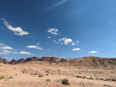 Ürdün Patikası Dana Vadisi 'nden Petra' ya ve Wadi Rum.Wadi Rum Çölü 'ne, Ürdün. Kızıl çöl ve Jabal Al Qattar dağları, Arabistan