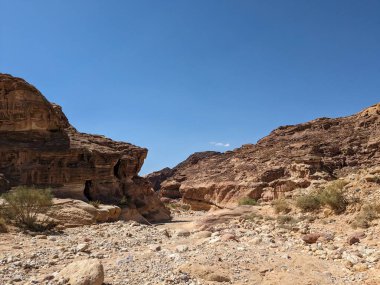 Ürdün Patikası Dana Vadisi 'nden Petra' ya ve Wadi Rum.Wadi Rum Çölü 'ne, Ürdün. Kızıl çöl ve Jabal Al Qattar dağları, Arabistan