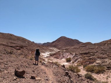 Ürdün Patikası Dana Vadisi 'nden Petra' ya ve Wadi Rum.Wadi Rum Çölü 'ne, Ürdün. Kızıl çöl ve Jabal Al Qattar dağları, Arabistan