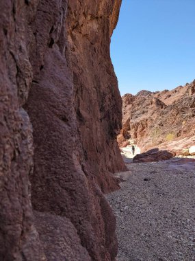 Ürdün Patikası Dana Vadisi 'nden Petra' ya ve Wadi Rum.Wadi Rum Çölü 'ne, Ürdün. Kızıl çöl ve Jabal Al Qattar dağları, Arabistan