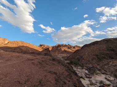 Ürdün Patikası Dana Vadisi 'nden Petra' ya ve Wadi Rum.Wadi Rum Çölü 'ne, Ürdün. Kızıl çöl ve Jabal Al Qattar dağları, Arabistan