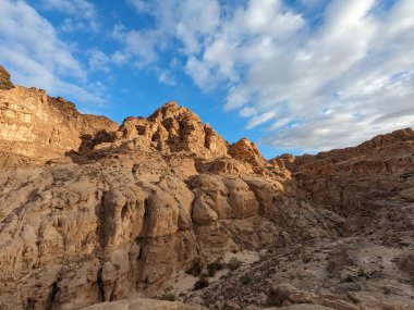 Ürdün Patikası Dana Vadisi 'nden Petra' ya ve Wadi Rum.Wadi Rum Çölü 'ne, Ürdün. Kızıl çöl ve Jabal Al Qattar dağları, Arabistan