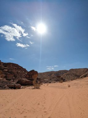 Ürdün Patikası Dana Vadisi 'nden Petra' ya ve Wadi Rum.Wadi Rum Çölü 'ne, Ürdün. Kızıl çöl ve Jabal Al Qattar dağları, Arabistan