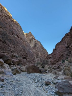 Ürdün Patikası Dana Vadisi 'nden Petra' ya ve Wadi Rum.Wadi Rum Çölü 'ne, Ürdün. Kızıl çöl ve Jabal Al Qattar dağları, Arabistan