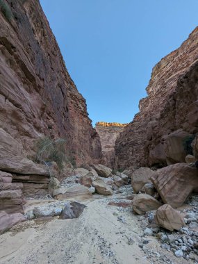 Ürdün Patikası Dana Vadisi 'nden Petra' ya ve Wadi Rum.Wadi Rum Çölü 'ne, Ürdün. Kızıl çöl ve Jabal Al Qattar dağları, Arabistan