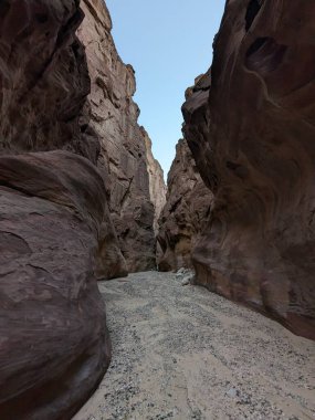 Ürdün Patikası Dana Vadisi 'nden Petra' ya ve Wadi Rum.Wadi Rum Çölü 'ne, Ürdün. Kızıl çöl ve Jabal Al Qattar dağları, Arabistan