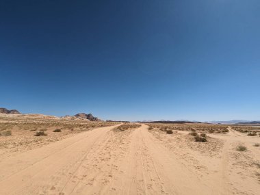Ürdün Patikası Dana Vadisi 'nden Petra' ya ve Wadi Rum.Wadi Rum Çölü 'ne, Ürdün. Kızıl çöl ve Jabal Al Qattar dağları, Arabistan