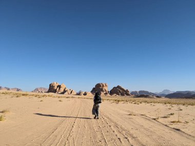 Ürdün Patikası Dana Vadisi 'nden Petra' ya ve Wadi Rum.Wadi Rum Çölü 'ne, Ürdün. Kızıl çöl ve Jabal Al Qattar dağları, Arabistan