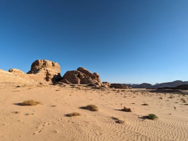 Ürdün Patikası Dana Vadisi 'nden Petra' ya ve Wadi Rum.Wadi Rum Çölü 'ne, Ürdün. Kızıl çöl ve Jabal Al Qattar dağları, Arabistan