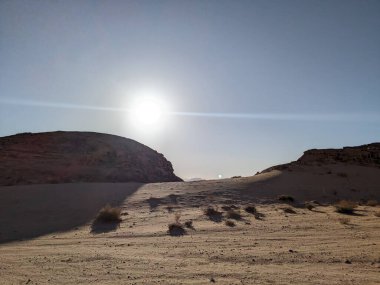 Ürdün Patikası Dana Vadisi 'nden Petra' ya ve Wadi Rum.Wadi Rum Çölü 'ne, Ürdün. Kızıl çöl ve Jabal Al Qattar dağları, Arabistan