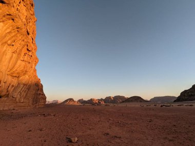 Ürdün Patikası Dana Vadisi 'nden Petra' ya ve Wadi Rum.Wadi Rum Çölü 'ne, Ürdün. Kızıl çöl ve Jabal Al Qattar dağları, Arabistan