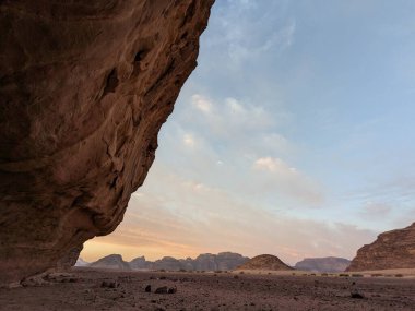 Ürdün Patikası Dana Vadisi 'nden Petra' ya ve Wadi Rum.Wadi Rum Çölü 'ne, Ürdün. Kızıl çöl ve Jabal Al Qattar dağları, Arabistan
